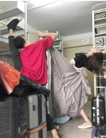 网红蹭热点，拍王俊凯寝室的床，并合影，你这么看？