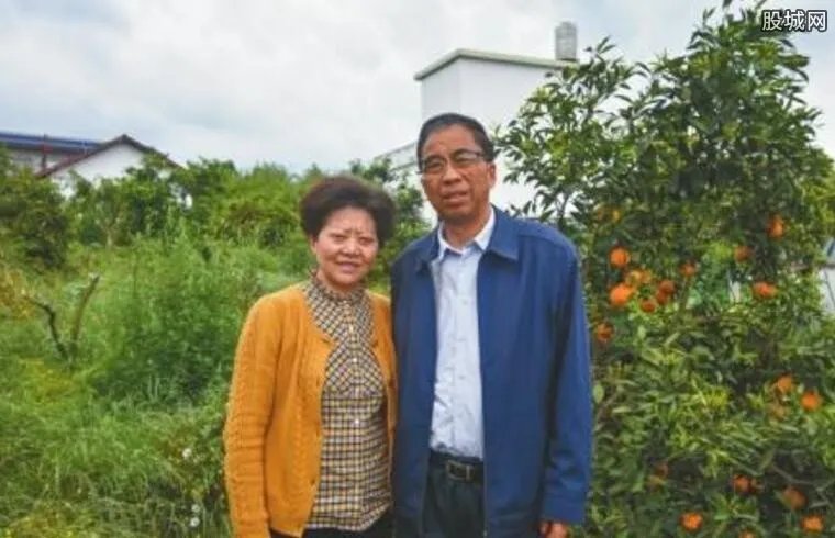 厅官退休回乡种果树 创业带动家乡农民致富