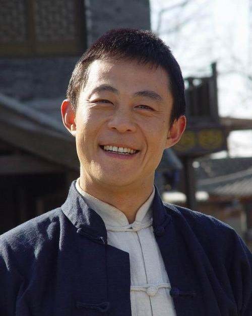 张丰毅与侯勇长得很像吗?要有两人的对比图片