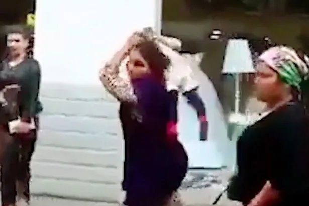 女子为什么用孩子砸人？