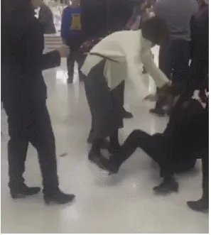导购掌掴怀孕顾客，遭被踹拽发拖行，孰是孰非?