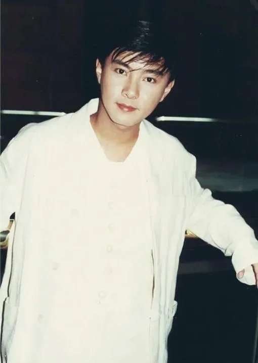 有哪些明星年轻时的颜值被低估了？