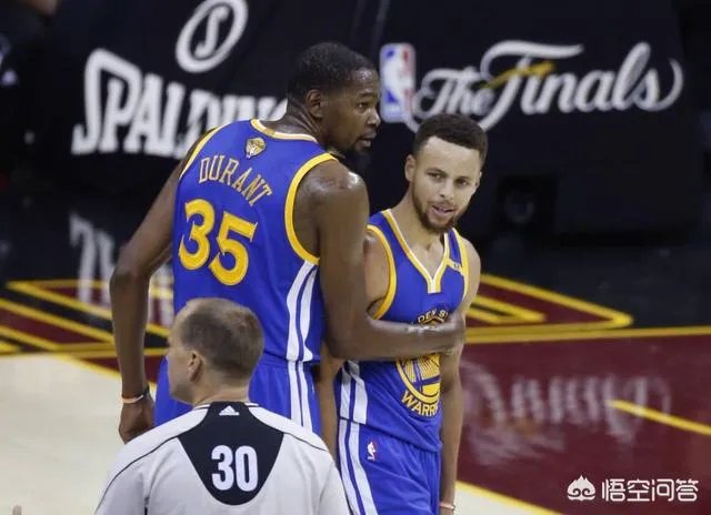 裁判报告称杜兰特推唐斯犯规,那为什么火箭和灰熊的比赛,瓦兰推卡佩拉没有吹犯规?