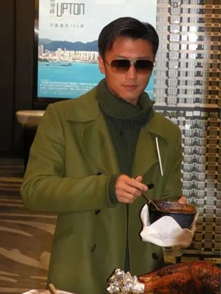 谢霆锋否认将娶王菲 称住哪里无所谓有家的感觉就好