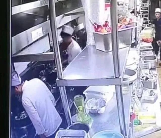 西安苏福记厨师做菜吐口水，被停业整顿，对此你怎么看呢？