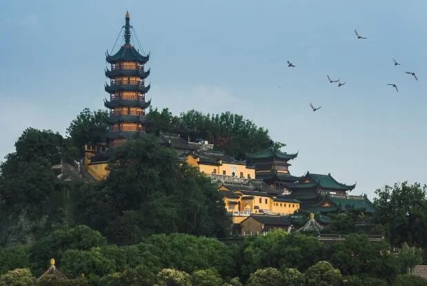 白蛇传中白素贞为爱水漫金山现实中金山寺在哪 白蛇传中水漫金山发生地点