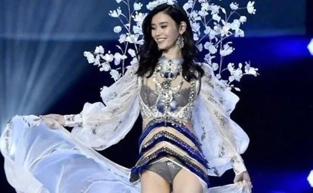 2017维秘秀奚梦瑶摔倒,你怎么看?