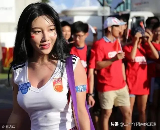 世预赛中国队vs菲律宾看台风景被忽略，美女组团为国足加油，为何都是外国人的模样？