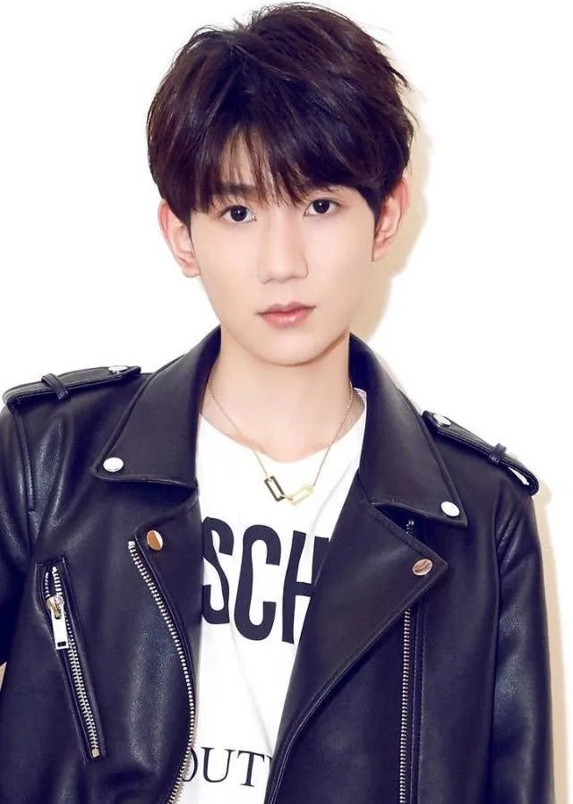 王源被写进了政治课本,却因为违反交规而道歉,到底怎么回事?