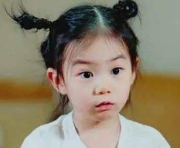 戚薇女儿为啥总是扎俩丸子头？看到她散头发照片后，瞬间懂了！这是为何？