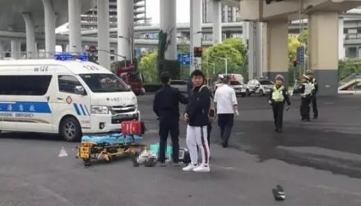 摩托骑手高架坠亡怎么回事：视频始末这到底是个什么梗