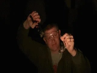 子弹都打不碎的“鲁珀特之泪”为何一捏尾部就碎了?