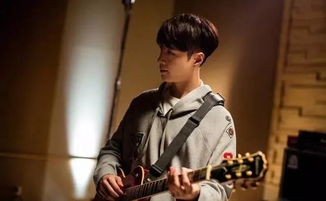 张艺兴为什么会跪下？