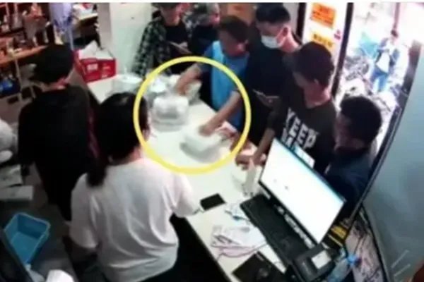 外卖员崩溃砸东西遭店家殴打，外卖员先动手，为何大家却说店家无情？