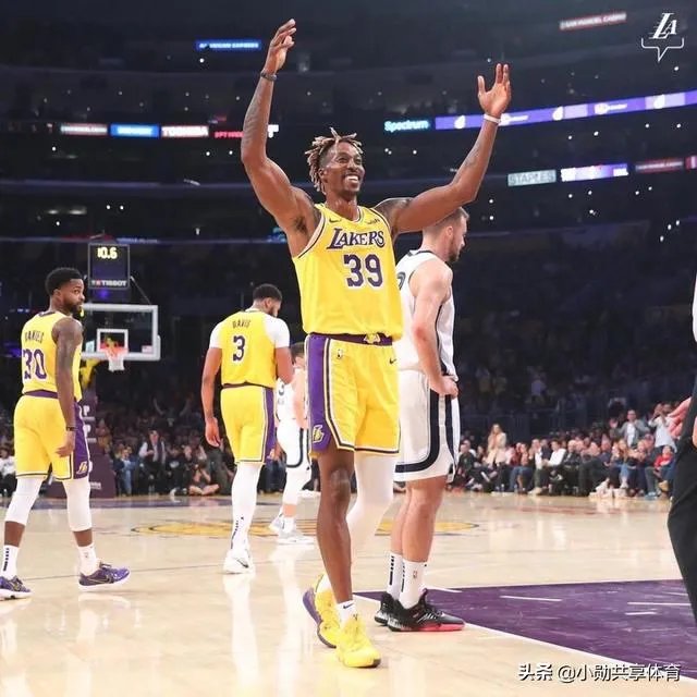 湖人VS魔术，霍华德引冲突后被四人围攻，詹姆斯迅速解救，对此你怎么看？