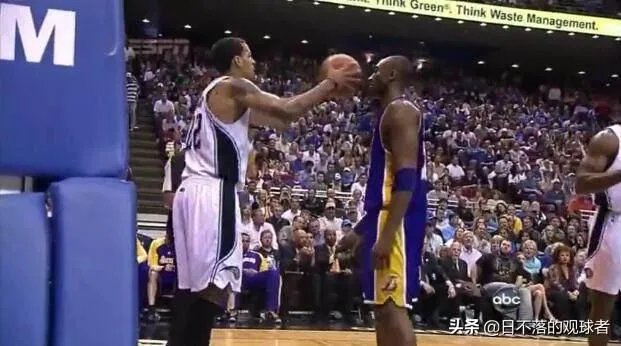 霍华德当年作势肘击科比,科比毫不退缩,他是毫无畏惧还是认为魔兽不敢肘击他?