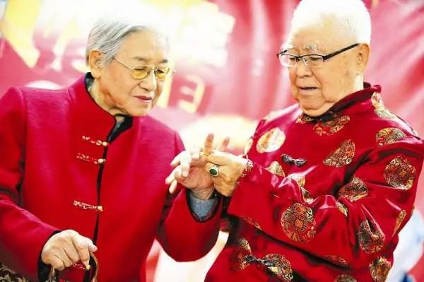 28对金婚老人集体补办婚礼是怎么回事？