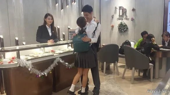 怒吞一吨狗粮!香港17岁学霸旷课求婚 耽误学习也要爱