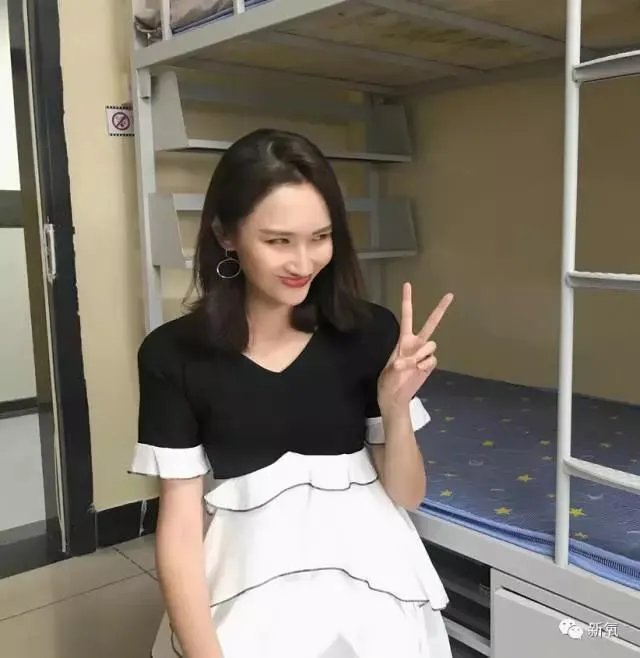 网红蹭热点，拍王俊凯寝室的床，并合影，你这么看？