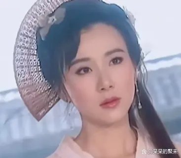 同是满头扇子，贾静雯经典，蔡少芬诡异，萧蔷正面惊艳背后吓人，为何？