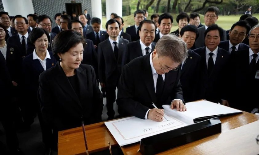 文在寅上任首日赴显忠院参拜是怎么回事?