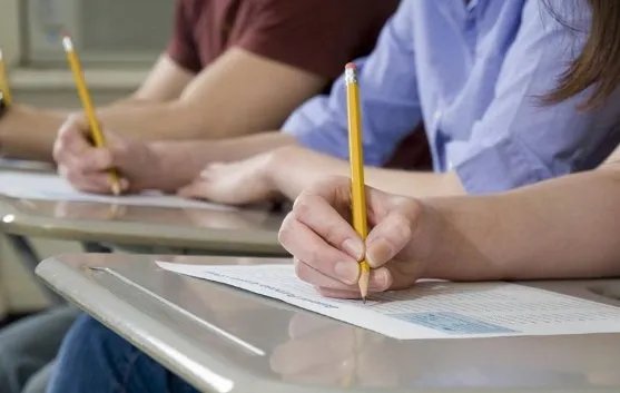 上海一名初中生发现教科书用图有误，如何评价这名学生？