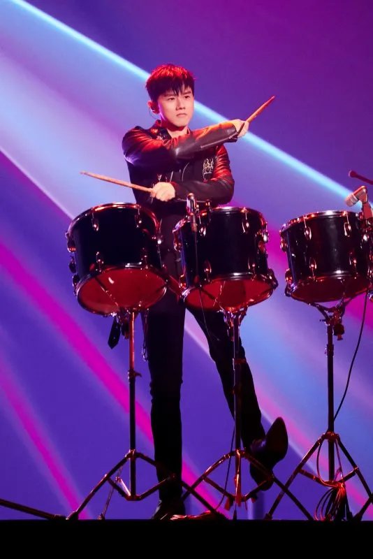 张杰把耳返蹦断了的原因是什么？