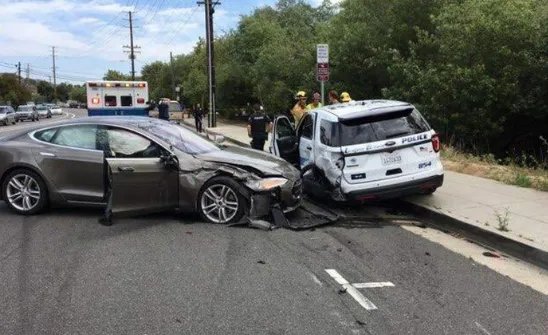 四川女司机驾特斯拉失控连撞多车，车主将承担什么责任