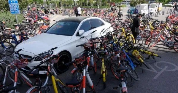 天津的一辆私家车被共享单车层层包围，共享单车是否需要整治？