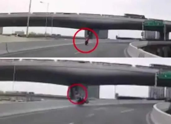 摩托骑手高架坠亡怎么回事：视频始末这到底是个什么梗