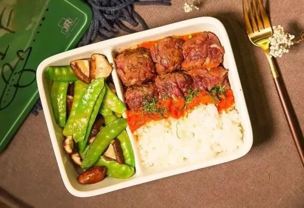 浙江公司禁止员工热饭一事引发关注，此事背后的真相到底是什么呢？