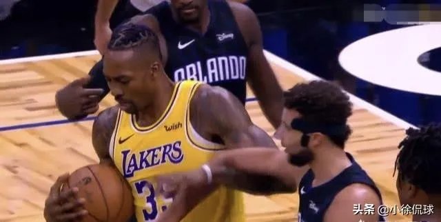 湖人VS魔术，霍华德引冲突后被四人围攻，詹姆斯迅速解救，对此你怎么看？