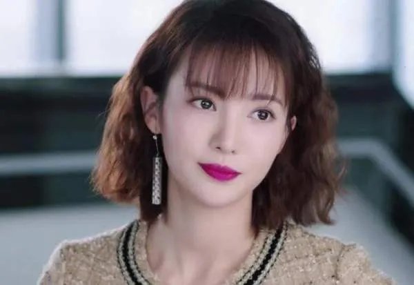 金晨脖子有14cm上热搜，但网友不买账，营销身体为何让人反感？