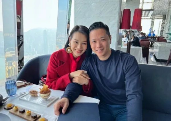 胡杏儿晒夫妻合照，无滤镜白发抢镜，他们的状态如何？