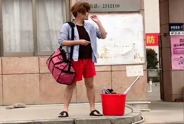 “提桶跑路”是什么意思？为什么要提着桶跑路呢？