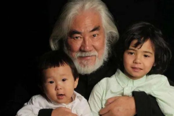 张纪中带儿子参加运动会，老来得子的他生活幸福吗？