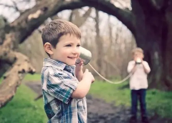 男孩子因为小事儿而哭，家长该责备还是鼓励呢？如何正确引导孩子的情绪？