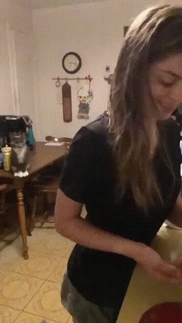 想吃汉堡王还得先女装 动图 今天来的一个都别想跑！