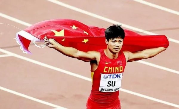 钻石联赛百米大战夺冠的运动员是谁？