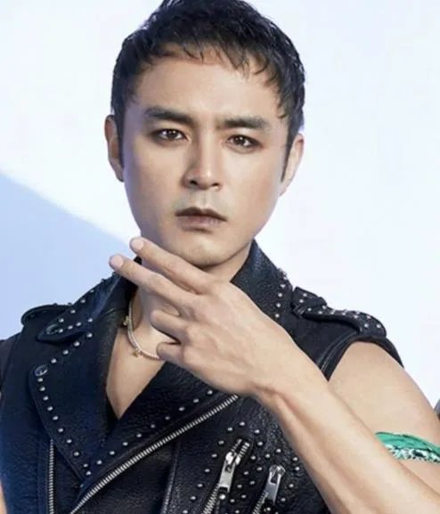 明道画烟熏妆被吐槽像中毒，你觉得呢？