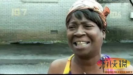 太恶搞了！激动姐逃生受访 遭遇神剪辑网络爆红