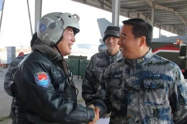 战机撞鸟飞行员为规避居民区最后3秒跳伞，你佩服他吗？