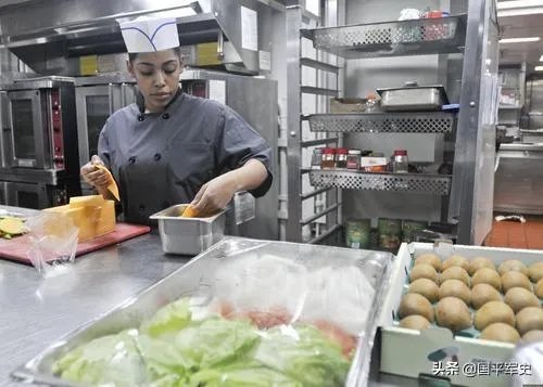 美国的航母在海上,为何会有病毒?