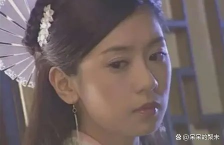 同是满头扇子,贾静雯经典,蔡少芬诡异,萧蔷正面惊艳背后吓人,为何?