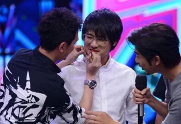 快乐大本营郭敬明韩寒携手前来 郭敬明抽中韩寒吓傻眼