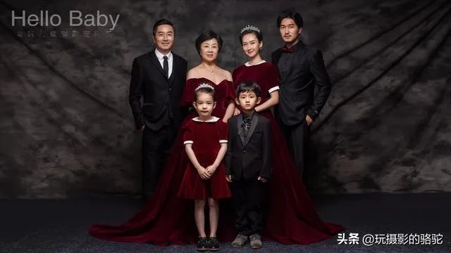 马上过年了，晒一张自己的全家福或者家庭照片和大家分享？