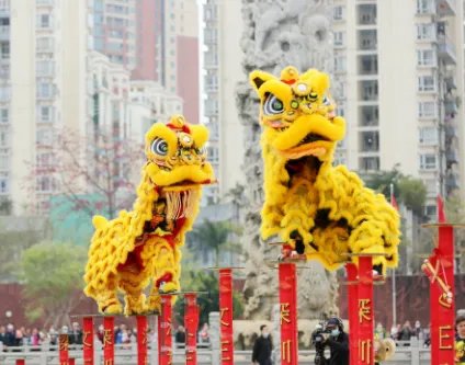 结婚当天下大雨，舞狮队冒雨表演15分钟！婚礼现场情况如何？