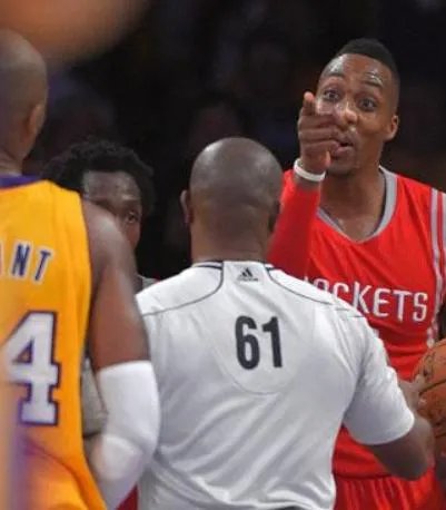 霍华德当年作势肘击科比,科比毫不退缩,他是毫无畏惧还是认为魔兽不敢肘击他?