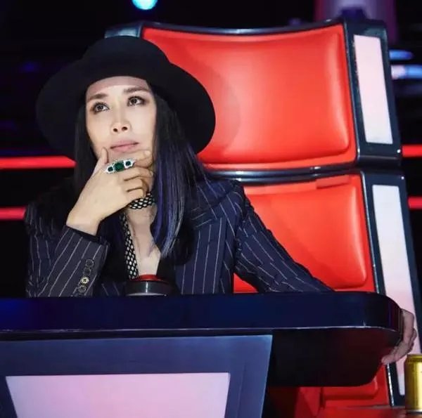 4.4号旭日阳刚街头卖唱，被很多人骂缺钱了，他们怎么这样了？