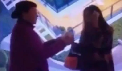 陌生人递纸巾是什么情况：暖心画面（附递纸巾故事）